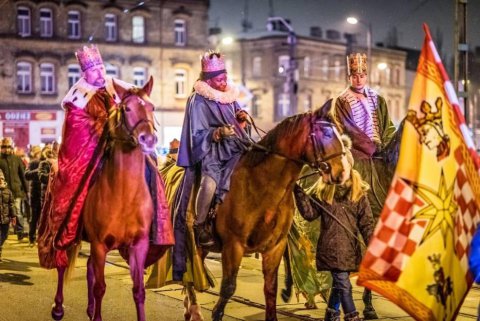 5c3842a410d1aosize933x0q70h9c5501-190122-0_pl